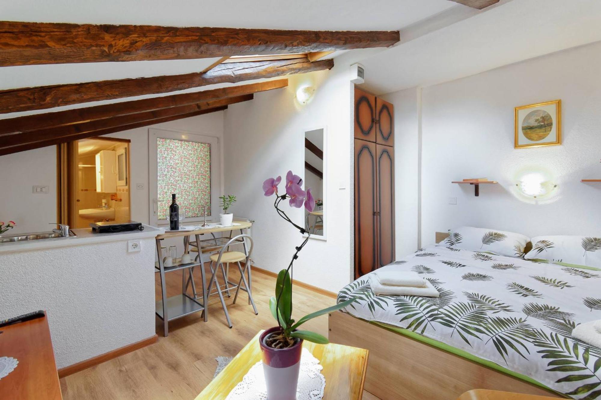 Apartments Viola By Rent Istria Momjan Exteriör bild