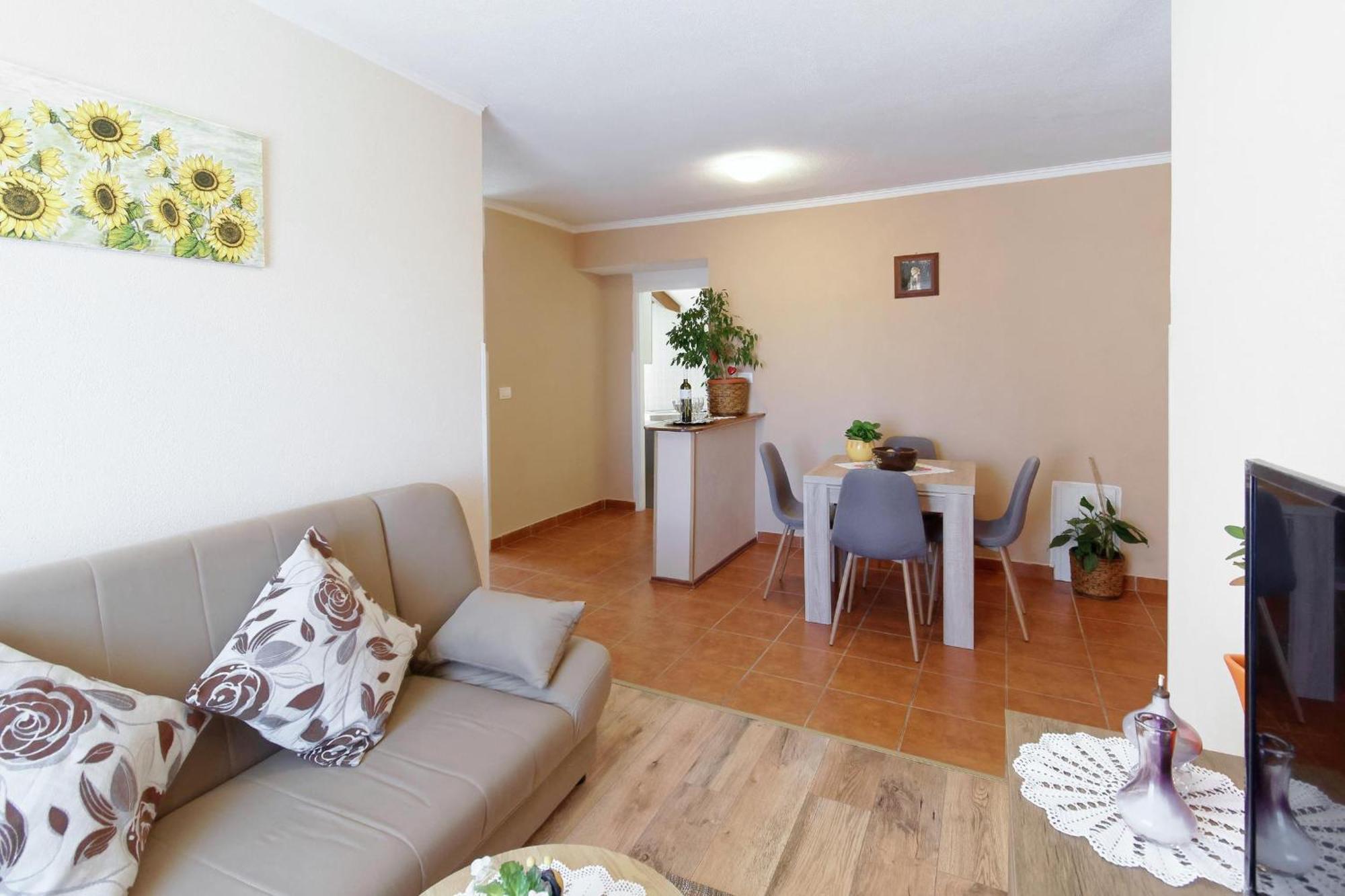 Apartments Viola By Rent Istria Momjan Exteriör bild