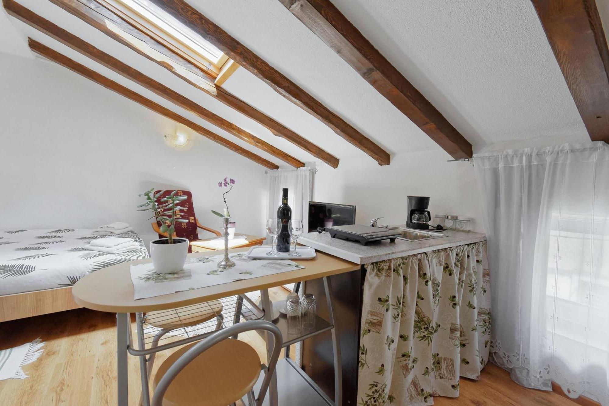 Apartments Viola By Rent Istria Momjan Exteriör bild